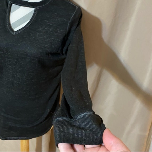 No Boundaries Med (7-9) Distressed Long Sleeve Top - Picture 3 of 6